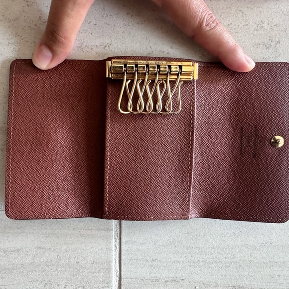 Louis Vuitton 6 Key Holder in Monogram - Picture 3 of 6